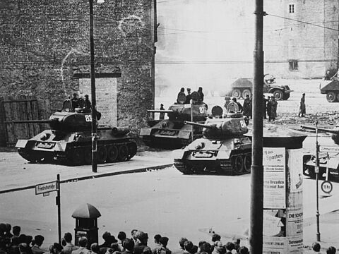 Sowjetische Panzer stehen am 17. Juni 1953 in der Berliner Friedrichstraße. Foto: picture alliance / akg-images