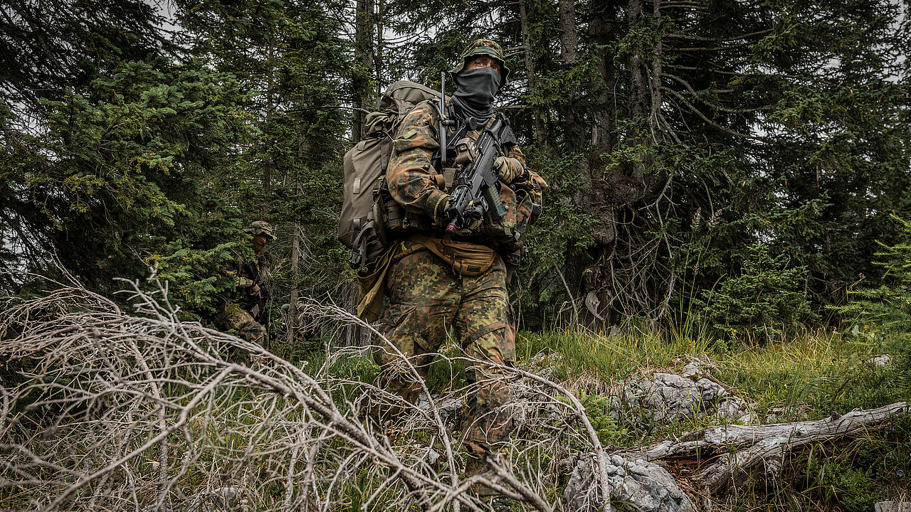 Ein Soldat vom Aufklärungsteam der elektronischen Kampfführung während der Übung Mountain Hornet – die TSK CIR ist ein unverzichtbarer Pfeiler moderner Landesverteidigung. Foto: Bundeswehr/Sherifa Kästner