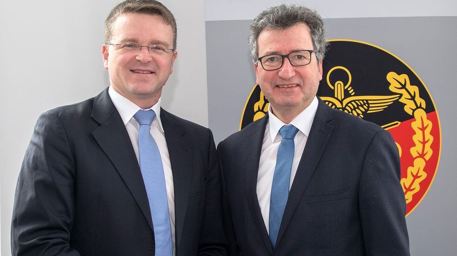 Austausch: Bundesvorsitzender André Wüstner (l.) und Jens Gnisa, Vorsitzender des Deutschen Richterbundes. Foto: DBwV/Yann Bombeke