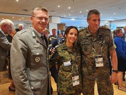 Oberst André Wüstner, Bundesvorsitzender des DBwV, und Generalleutnant Markus Laubenthal, stellvertretender Generalinspekteur der Bundeswehr (r.). mit einer Kameradin des Sanitätsdienstes, die während der Invictus Games ihren Geburtstag feiern konnte. Foto: DBwV/Bombeke