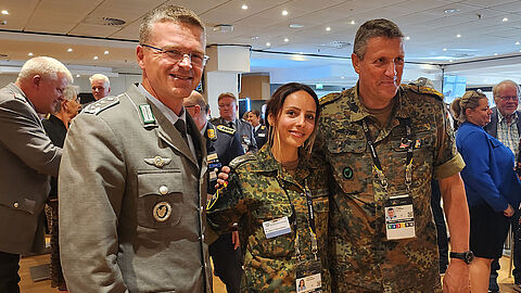 Oberst André Wüstner, Bundesvorsitzender des DBwV, und Generalleutnant Markus Laubenthal, stellvertretender Generalinspekteur der Bundeswehr (r.). mit einer Kameradin des Sanitätsdienstes, die während der Invictus Games ihren Geburtstag feiern konnte. Foto: DBwV/Bombeke