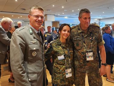 Oberst André Wüstner, Bundesvorsitzender des DBwV, und Generalleutnant Markus Laubenthal, stellvertretender Generalinspekteur der Bundeswehr (r.). mit einer Kameradin des Sanitätsdienstes, die während der Invictus Games ihren Geburtstag feiern konnte. Foto: DBwV/Bombeke