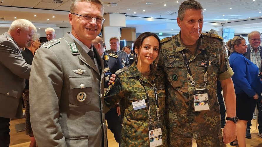 Oberst André Wüstner, Bundesvorsitzender des DBwV, und Generalleutnant Markus Laubenthal, stellvertretender Generalinspekteur der Bundeswehr (r.). mit einer Kameradin des Sanitätsdienstes, die während der Invictus Games ihren Geburtstag feiern konnte. Foto: DBwV/Bombeke