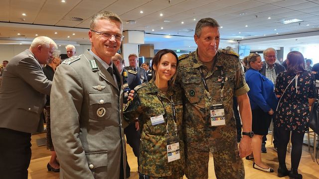 Oberst André Wüstner, Bundesvorsitzender des DBwV, und Generalleutnant Markus Laubenthal, stellvertretender Generalinspekteur der Bundeswehr (r.). mit einer Kameradin des Sanitätsdienstes, die während der Invictus Games ihren Geburtstag feiern konnte. Foto: DBwV/Bombeke