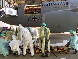 Die Bundeswehr unterstützt im Kampf gegen die Corona-Pandemie mit sanitätsdienstlicher Expertise und mit helfenden Händen. Foto: Bundeswehr/Sandra Herholt