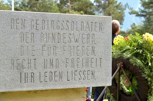 Die seitliche Inschrift des neuen Gedenksteins, dessen Herstellung vom DBwV und von der SVS unterstützt wurde. Foto: Bundeswehr