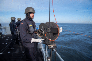 Die Unterwasserdrohne ist mit einem Lichtwellenkabel mit dem Minenjagdboot verbunden. Foto: DBwV/Yann Bombeke