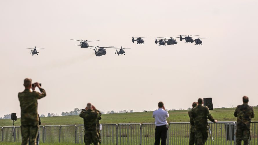 Verschiedene Bundeswehrhubschrauber starten für einen gemeinsamen Überflug auf der Internationalen Luft- und Raumfahrtausstellung (ILA) auf dem Flughafen Berlin-Schönefeld Foto: Bundeswehr/Falk Bärwald