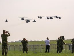 Verschiedene Bundeswehrhubschrauber starten für einen gemeinsamen Überflug auf der Internationalen Luft- und Raumfahrtausstellung (ILA) auf dem Flughafen Berlin-Schönefeld Foto: Bundeswehr/Falk Bärwald