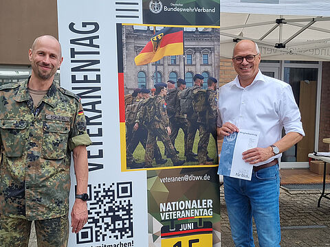 Ein starkes Zeichen setzte der Ortsbürgermeister der Gemeinde Neuenkirchen am Veteranentag. Wilfried Brüning (r.) ist nicht nur als Politiker, sondern auch als Reservist der Bundeswehr verbunden. Der Leutnant d.R. nutzte die Gunst der Stunde und wurde am Veteranentag Mitglied im Deutschen BundeswehrVerband, wozu ihm Oberstleutnant Kai Schlegel gern gratulierte. Foto: DBwV