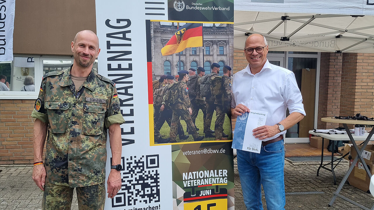 Ein starkes Zeichen setzte der Ortsbürgermeister der Gemeinde Neuenkirchen am Veteranentag. Wilfried Brüning (r.) ist nicht nur als Politiker, sondern auch als Reservist der Bundeswehr verbunden. Der Leutnant d.R. nutzte die Gunst der Stunde und wurde am Veteranentag Mitglied im Deutschen BundeswehrVerband, wozu ihm Oberstleutnant Kai Schlegel gern gratulierte. Foto: DBwV