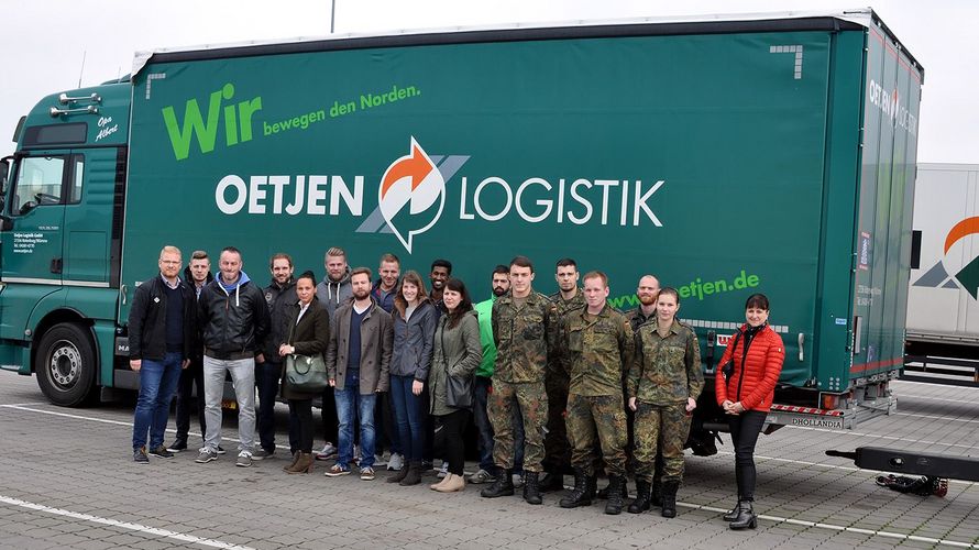 Vor den Toren Rotenburgs beschäftigt Oetjen Logistik rund 500 Mitarbeiter - nun nutzten Soldaten die Möglichkeiten, sich dort über Job-Möglichkeiten zu informieren. Foto: Malte Friedrichsen