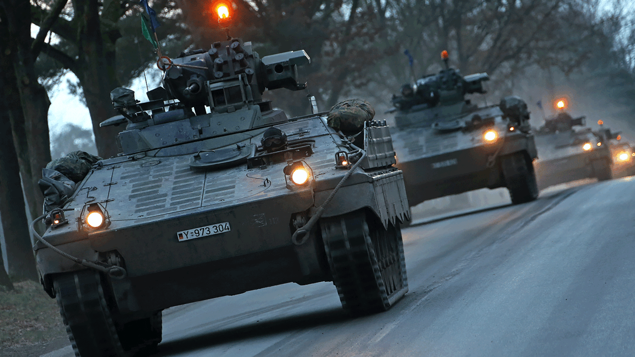 Im Bereich um den Truppenübungsplatz Oberlausitz könnte es Mitte August durch  Militärkonvois zu Verkehrsbehinderungen kommen. Foto: Bundeswehr/Carsten Vennemann