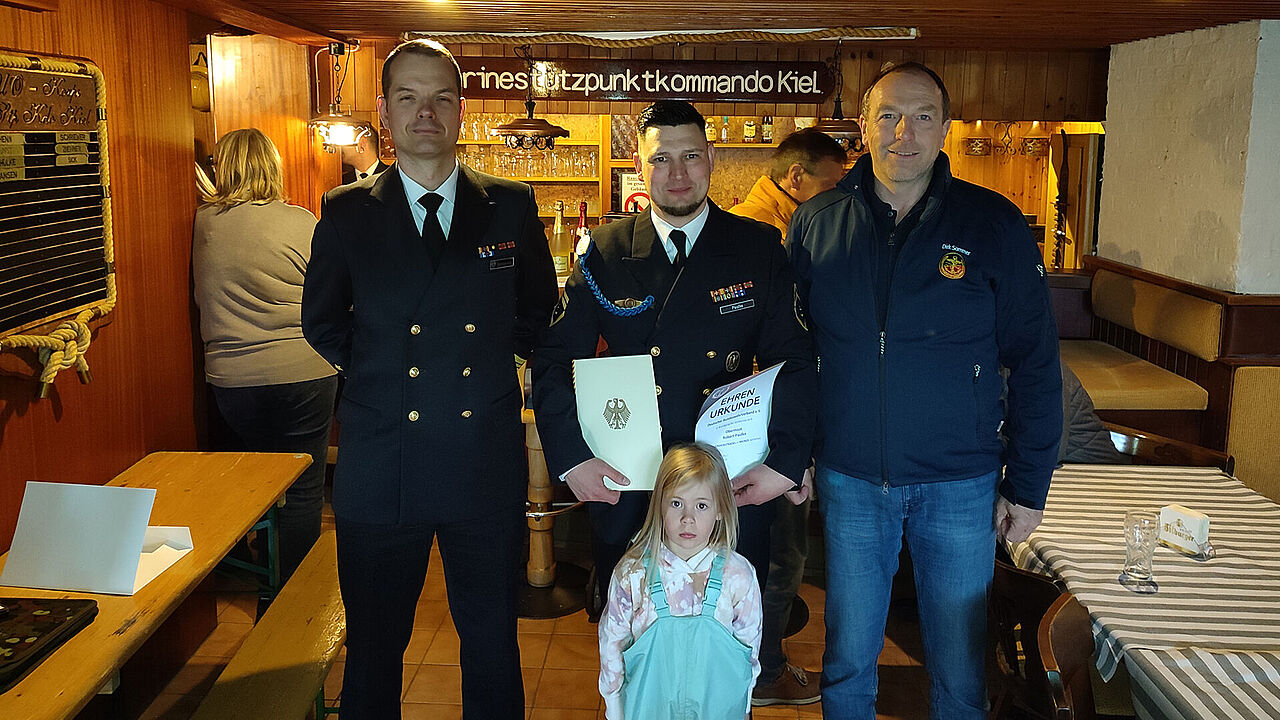 Von links: Fregattenkapitän Jan Dobberstein, Obermaat Robert Paulke und Hauptmann a.D. Dirk Sommer.