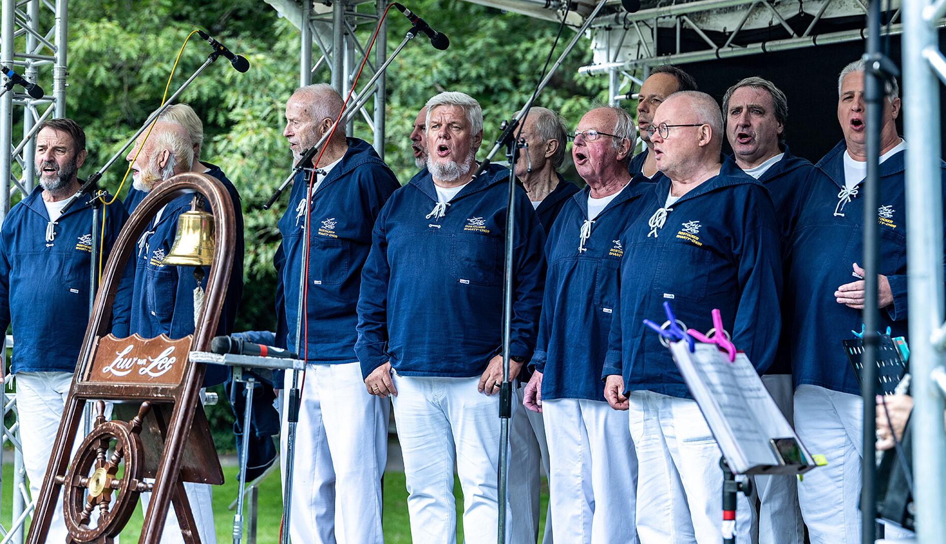 Zur musikalischen Umrahmung des Sommerfestes trug der Shanty-Chor Luv un Lee bei. Foto: Martin Warzecha