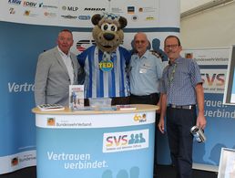 Uwe Köpsel, Herthinho, Thomas Bielenberg und der neue Geschäftsführer der SVS, Wolfgang Bender (v.l.). Foto: DBwV/Chantal Zergiebel