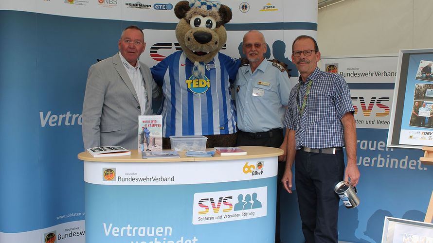 Uwe Köpsel, Herthinho, Thomas Bielenberg und der neue Geschäftsführer der SVS, Wolfgang Bender (v.l.). Foto: DBwV/Chantal Zergiebel