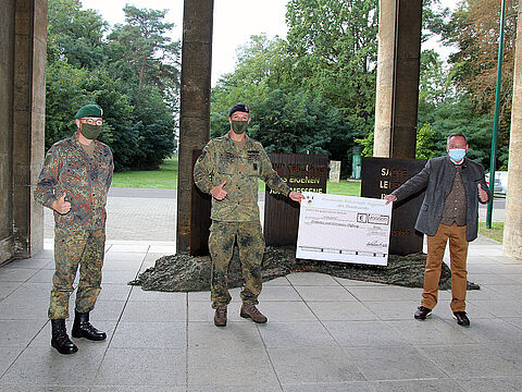 Oberst i.G. Horst Busch, Hauptfeldwebel Stefan Walczak und Hauptmann a.D. Uwe Köpsel (v.l.) bei der Spendenübergabe  Foto: DBwV/Kruse