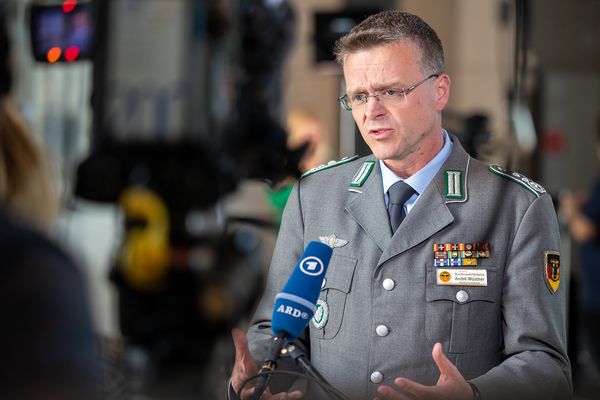 Gefragter Gesprächspartner: Am Rande der Sitzung des Bundestages gab der Bundesvorsitzende eine Reihe von Interviews. Foto: DBwV/Yann Bombeke