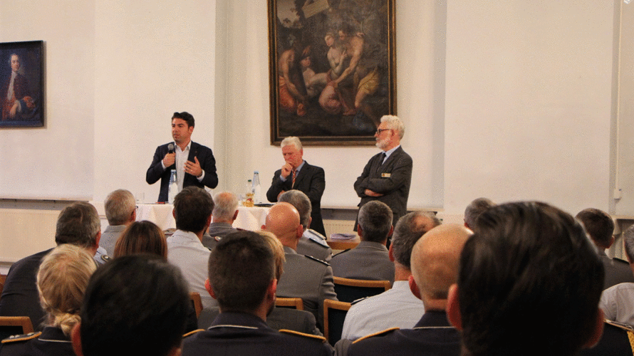 Thomas Hitschler, Volker Wieker und Thomas Sohst (v.l.) diskutierten im Germersheimer Bürgersaal mit mehr als 100 Gästen über Sicherheitspolitik. Foto: Büro Hitschler