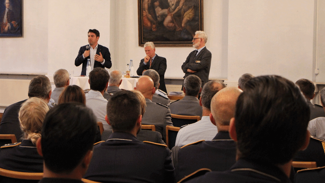 Thomas Hitschler, Volker Wieker und Thomas Sohst (v.l.) diskutierten im Germersheimer Bürgersaal mit mehr als 100 Gästen über Sicherheitspolitik. Foto: Büro Hitschler