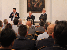 Thomas Hitschler, Volker Wieker und Thomas Sohst (v.l.) diskutierten im Germersheimer Bürgersaal mit mehr als 100 Gästen über Sicherheitspolitik. Foto: Büro Hitschler