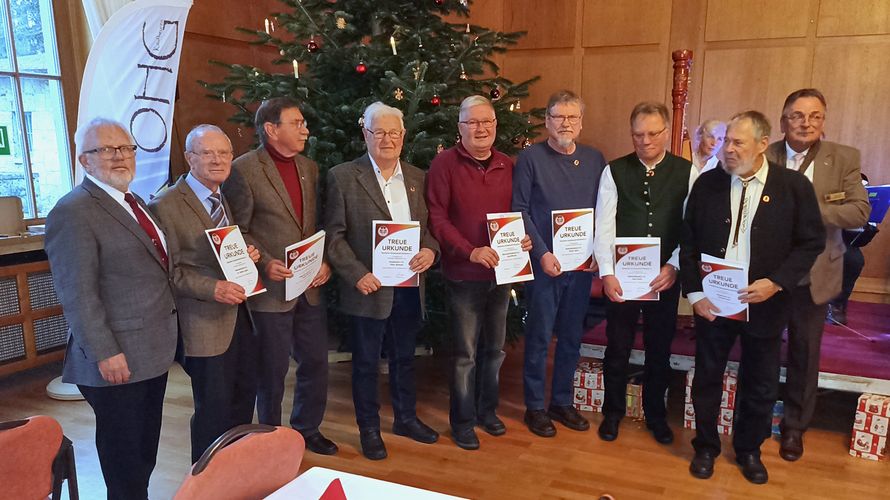 Vorsitzender Heinrich Petersen (v.l.) mit geehrten Mitgliedern Dr. Walter Laudes, Jürgen Emmrich, Peter Walczyk, Jörg Dillhardt, Dieter Bohn, Josef Streif, Hermann Graf sowie Bezirksvorsitzender Franz Jung. Foto: Manfred Odendahl