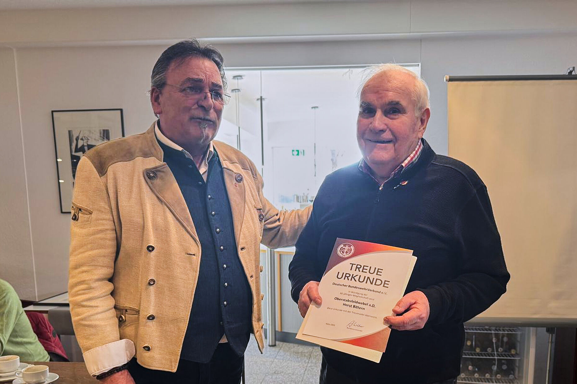 Oberstabsfeldwebel a.D. Horst Bittern erhielt die Treueurkunde von Bezirksvorsitzendem Franz Jung. Foto: Walter Proneth
