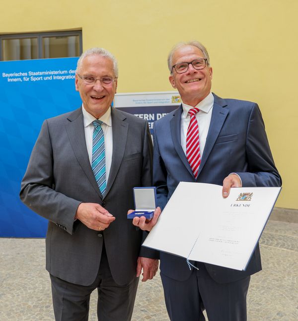 In der Laudation auf Brigadegengeneral a.D. Helmut Dotzler hob Bayerns Innenminister Joachim Herrmann (CSU, rechts) dessen militärische und ehrenamtliches Wirken hervor. Foto: Alexandra Beier