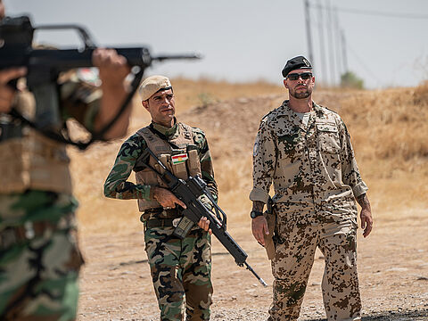 Seit 2015 beteiligt sich die Bundeswehr am internationalen Einsatz gegen den sogenannten Islamischen Staat, unter anderem mit der Ausbildung kurdischer Sicherheitskräfte. Foto: picture alliance/dpa/Michael Kappeler