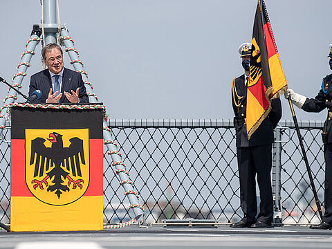 Zum ersten Mal äußerte sich Armin Laschet als Kanzlerkandidat zu den Themen Sicherheitspolitik und Bündnisverpflichtungen bezüglich der NATO (im Bild spricht der Politiker im Juni 2020 bei der Indienststellung der Fregatte "Nordrhein-Westfalen"). Foto: picture alliance/dpa | Sina Schuldt