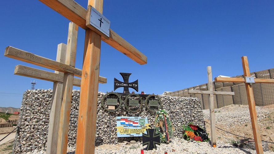 Der Ehrenhain am OP North in Nordafghanistan. Die Gedenkstätte steht heute im Wald der Erinnerung in der Henning-von-Tresckow-Kaserne bei Potsdam. Foto: Bundeswehr/Andrea Bienert 