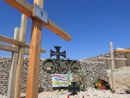 Der Ehrenhain am OP North in Nordafghanistan. Die Gedenkstätte steht heute im Wald der Erinnerung in der Henning-von-Tresckow-Kaserne bei Potsdam. Foto: Bundeswehr/Andrea Bienert 