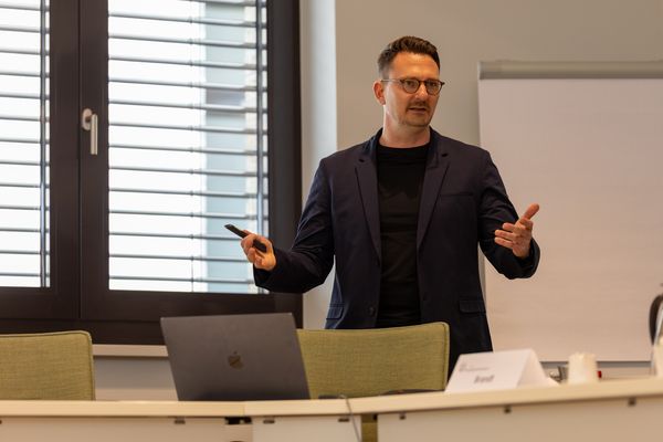 Im Vortrag von Thomas Brandt (Zentrum für Informationsarbeit der Bundeswehr) ging es um Künstliche Intelligenz. Foto: DBwV/Sarina Flachsmeier