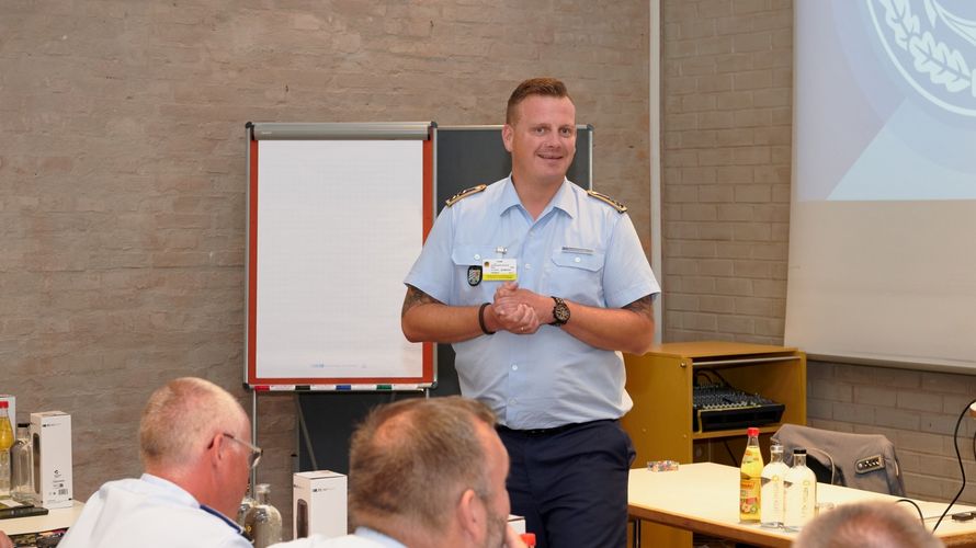 Stabsfeldwebel Schleicher trägt die Verbandspolitik vor. Foto: Privat