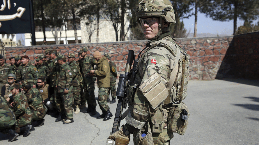 Ein dänischer Soldat mit afghanischen Rekruten an der Militärakademie in Kabul. Die aktuell mit den Taliban ausgehandelte eingeschränkte Waffenruhe gibt Anlass zur Hoffnung auf Frieden. Foto: picture alliance / AP Photo
