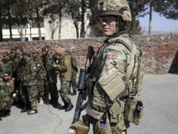 Ein dänischer Soldat mit afghanischen Rekruten an der Militärakademie in Kabul. Die aktuell mit den Taliban ausgehandelte eingeschränkte Waffenruhe gibt Anlass zur Hoffnung auf Frieden. Foto: picture alliance / AP Photo