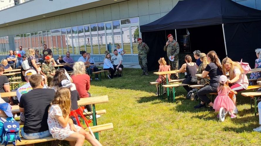 Mehr als 250 Gäste konnte der Kompaniechef, Hauptmann Daniel Schade gemeinsam mit seinem „Spieß“, Stabsfeldwebel Kristian Schubert beim Familientag der 2./VersBtl 142 begrüßen. Foto: Michael Edlinger