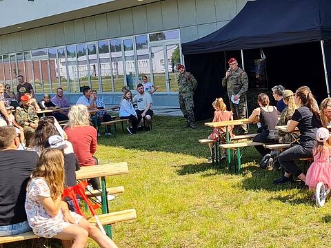 Mehr als 250 Gäste konnte der Kompaniechef, Hauptmann Daniel Schade gemeinsam mit seinem „Spieß“, Stabsfeldwebel Kristian Schubert beim Familientag der 2./VersBtl 142 begrüßen. Foto: Michael Edlinger