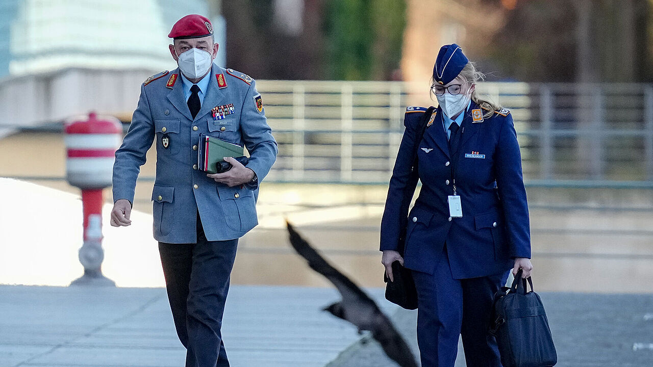 Generalmajor Carsten Breuer und eine Mitarbeiterin auf dem Weg zur Ministerpräsidentenkonferenz zur Corona-Lage im Bundeskanzleramt. Foto: picture alliance/Kay Nietfeld