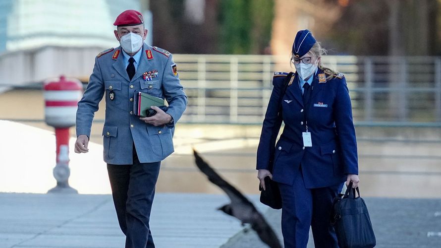 Generalmajor Carsten Breuer und eine Mitarbeiterin auf dem Weg zur Ministerpräsidentenkonferenz zur Corona-Lage im Bundeskanzleramt. Foto: picture alliance/Kay Nietfeld