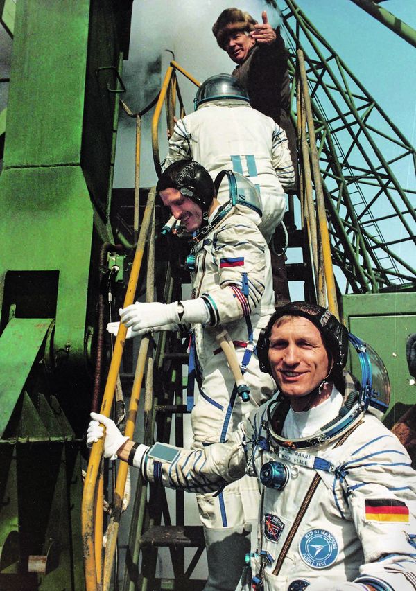 Zwei Stunden vor dem Start betreten die Kosmonauten die Startrampe. Ein Lift bringt sie zur Öffnung der Einstiegsluke der Kapsel. Von unten nach oben: Klaus-Dietrich Flade, Alexander Kaleri und Alexander Viktorenko. Foto: DLR