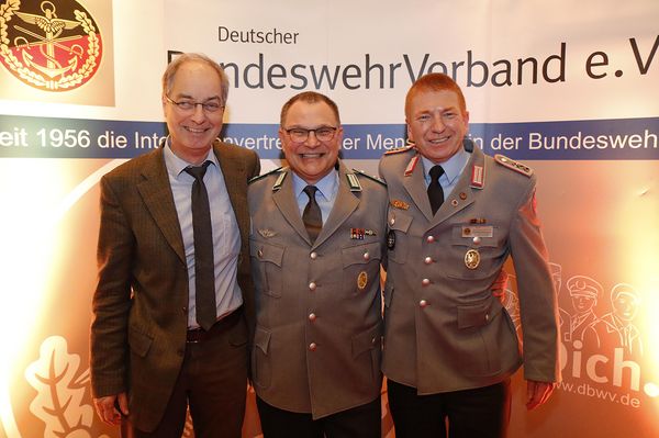 Der Landesvorsitzende, Oberstleutnant Andreas Brandes (M.), sein Stellvertreter Stabsfeldwebel Gerd Dombrowski (r.) und das neue Gesicht im Landesvorstand, der Beisitzer Zivile Beschäftigte Ferdinand Hansen. Foto: DBwV/Hepner