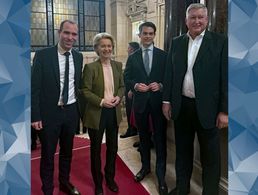 Der Hamburger CDU-Landesvorsitzende Dennis Thering (von links), Ursula von der Leyen,			Dr. Christoph Ploss (MdB, Mitglied des Europaausschusses des Bundestages)  und Thomas Behr (Vorsitzender LV Nord). Foto: St. Hoyer