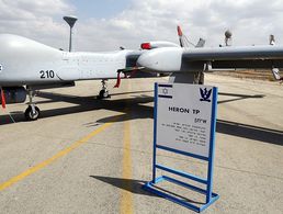 Israelische Drohne Heron TP (IAI Eitan) an der Tel Nof Air Force Basis in der Nähe der israelischen Stadt Gedera (Foto: dpa)