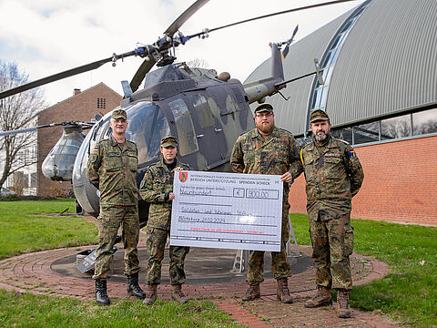 900 Euro wurden bei einer Spendenaktion des Internationalen Hubschrauberausbildungszentrums Bückenburg eingenommen. Foto: IntHubschrAusbZ BerUstg 