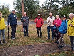 Vorsitzender Rother (r) mit Mitgliedern der Wandergruppe vor der Straßenkapelle Külsheim. Foto: Karlheinz Thürauf