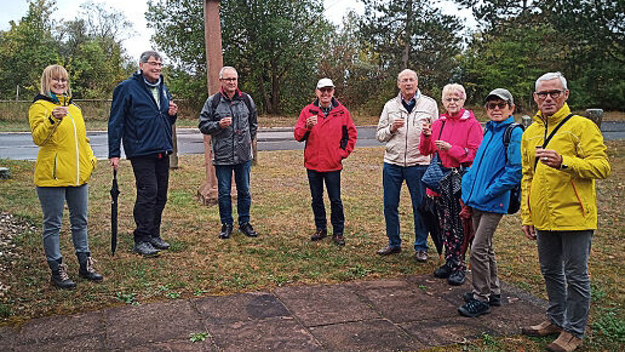 Vorsitzender Rother (r) mit Mitgliedern der Wandergruppe vor der Straßenkapelle Külsheim. Foto: Karlheinz Thürauf