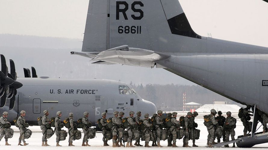 US-Soldaten steigen auf dem US-Stützpunkt Ramstein in eine Transportmaschine vom Typ C-130J "Super Hercules". Nach Plänen der US-Regierung sollen 9500 Soldaten aus Deutschland abgezogen werden. Foto: Airman 1st Class Trevor Rhynes, U.S. Air Force