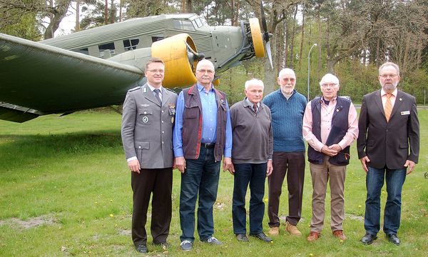 v.l.: André Wüstner ehrte Hubert Szuppa zusammen mit Joachim Cieluch für 60 Jahre Treue zum Verband (Foto: DBwV/LV Nord)